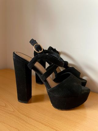 SANDALIAS DE TACÓN NEGRAS