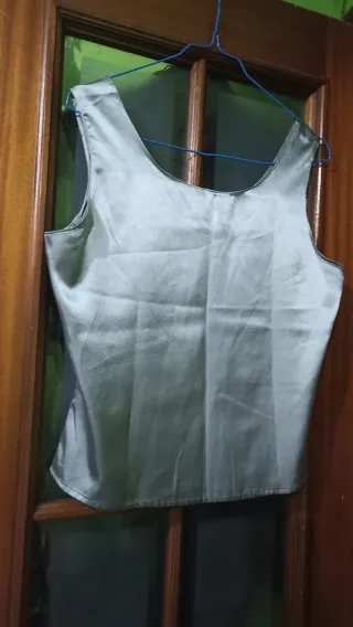 Blusa plateada tipo seda