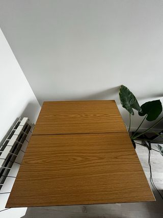 Mesa auxiliar extensible con cajón.