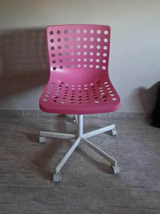 Silla de escritorio rosa con ruedas