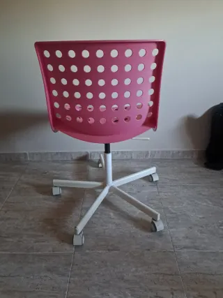 Silla de escritorio rosa con ruedas