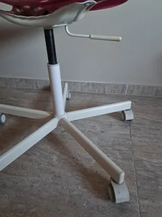 Silla de escritorio rosa con ruedas