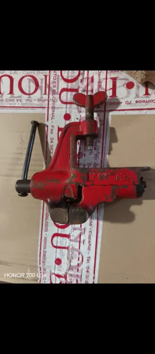 Tornillo de banco rojo