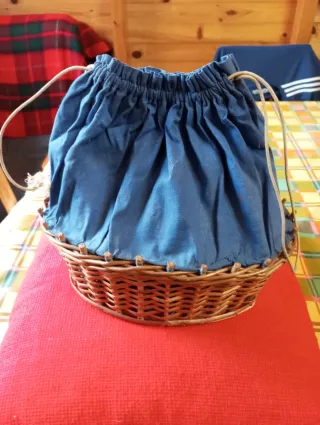 Costurero antiguo de mimbre y tela