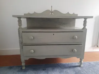 Cómoda antigua de madera gris vintage desgastado