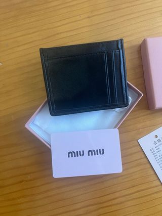 Tarjetero Miu Miu negro acolchado logo dorado