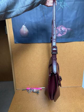 Bolso de hombro burdeos Zara