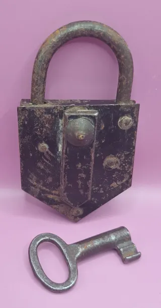 Antiguo Candado Metálico con Llave