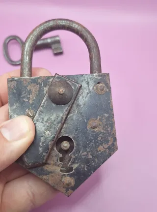 Antiguo Candado Metálico con Llave