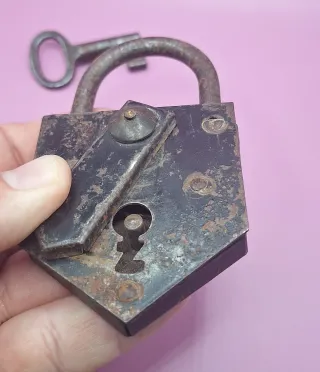 Antiguo Candado Metálico con Llave