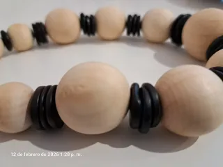 Collar de madera artesanal