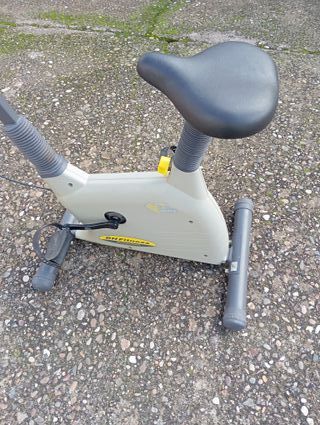 Bicicleta estática con remo