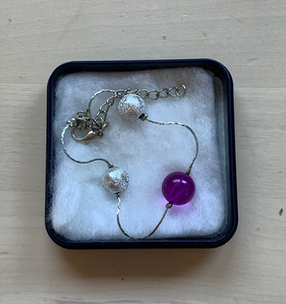 Pulsera fina plateada con cuentas moradas