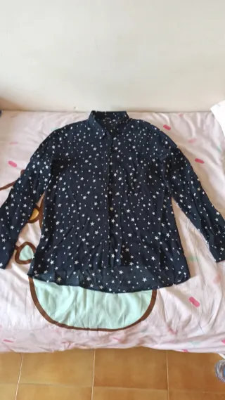Camiseta negra de Bershka con estrellas blancas