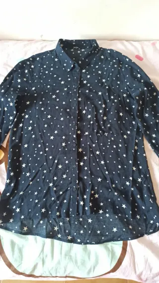 Camiseta negra de Bershka con estrellas blancas