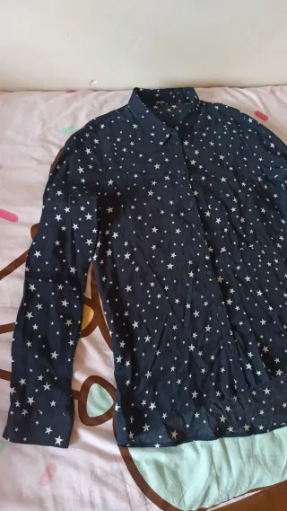 Camiseta negra de Bershka con estrellas blancas