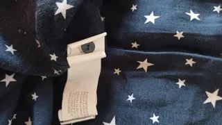 Camiseta negra de Bershka con estrellas blancas
