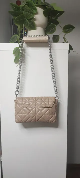 Bolso beige cadena plateada