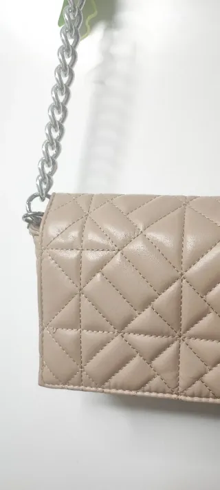 Bolso beige cadena plateada