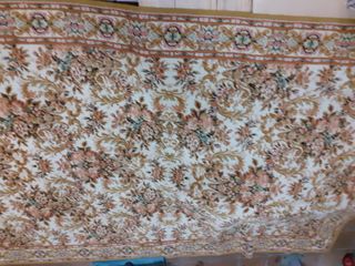 Alfombra floral beige y rosa