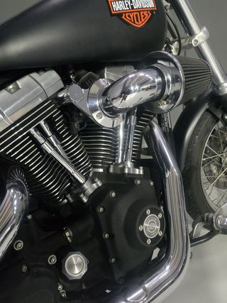 Harley Davidson Street Bob Negra