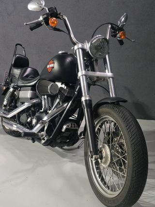 Harley Davidson Street Bob Negra