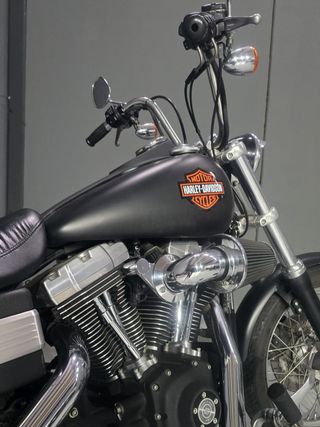 Harley Davidson Street Bob Negra