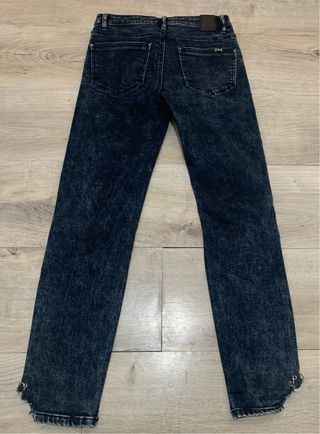 Pantalón vaquero desgastado con rotos