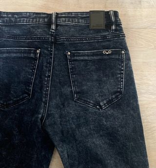 Pantalón vaquero desgastado con rotos