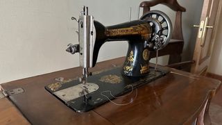 Máquina de coser Singer antigua. Con mueble y meca