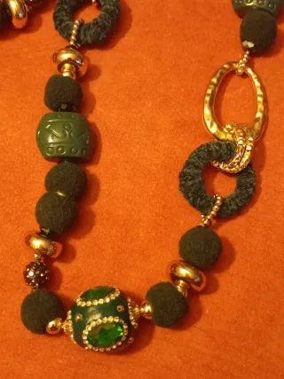 Collana lunga nera e verde con strass