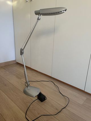 Flexo de escritorio plateado articulado