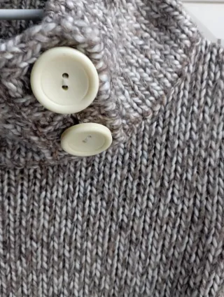 Jersey Zara jaspeado cuello alto botones