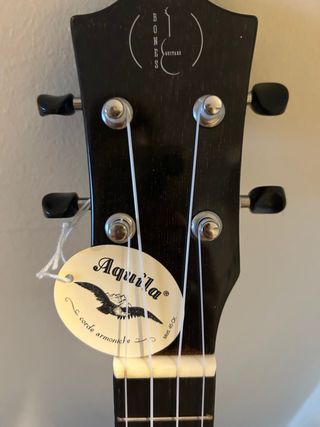 Ukelele negro brillante