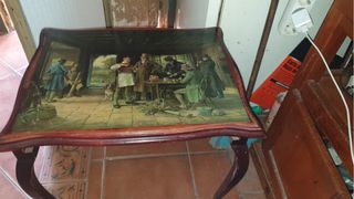 Mesa auxiliar antigua decorada