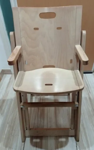 Silla de madera para bebé