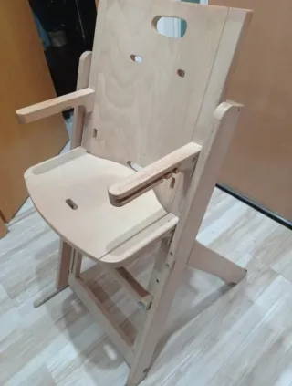 Silla de madera para bebé