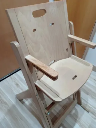 Silla de madera para bebé