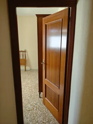 2 de madera con cristal y 4 de madera entera