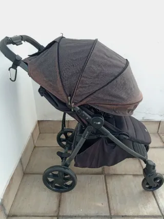 Carrito de bebé marrón