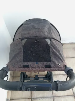 Carrito de bebé marrón