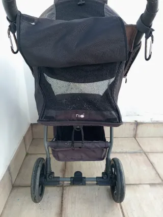 Carrito de bebé marrón
