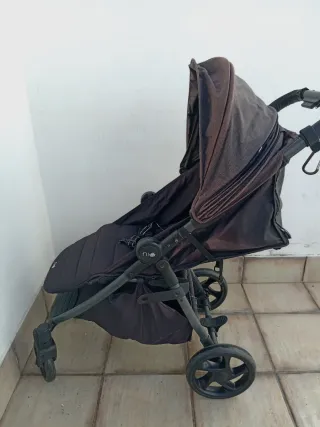 Carrito de bebé marrón
