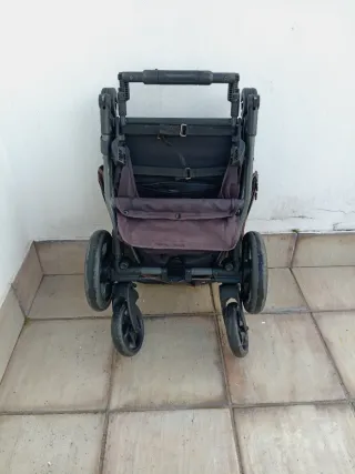 Carrito de bebé marrón