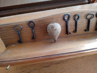 BALDA MADERA PEONZAS Y LLAVES ANTIGUAS Decoracion