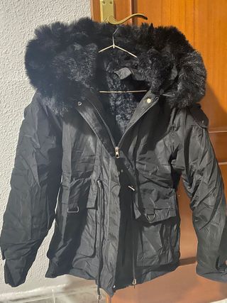 Abrigo negro con capucha y pelo