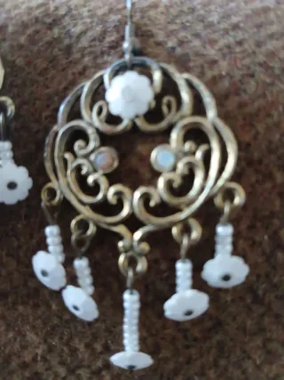 Pendientes largos fantasía dorados y blancos