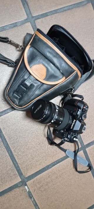 Cámara Nikon F-801 con bolso