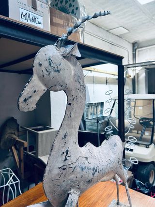 Caballo decorativo de hierro pintado