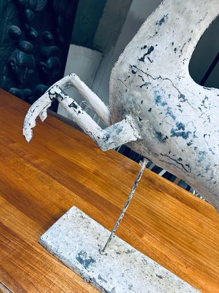 Caballo decorativo de hierro pintado